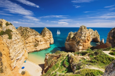 Bucht bei Lagos Algarve Portugal (kite_rin / stock.adobe.com)  lizenziertes Stockfoto 
Información sobre la licencia en 'Verificación de las fuentes de la imagen'